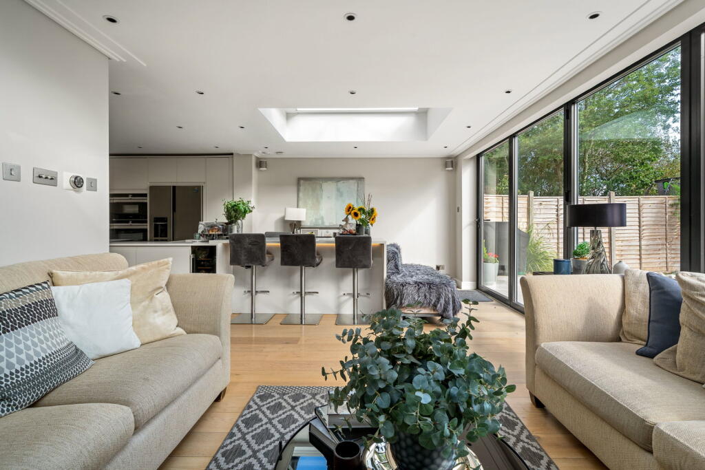 House in Tandridge, Lingfield - More