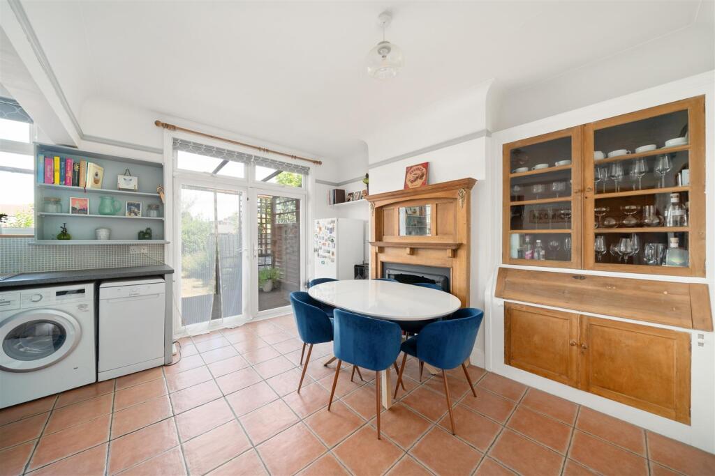 House in London, Cottenham Park, Raynes Park - View 3