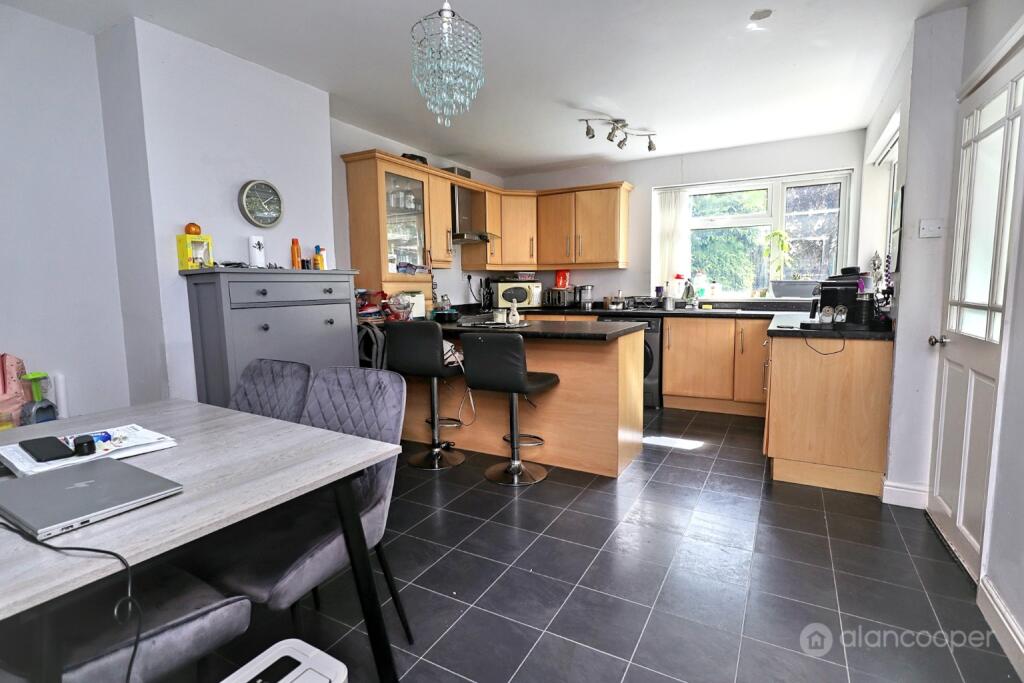 House in Nuneaton and Bedworth, Warwickshire - View 4