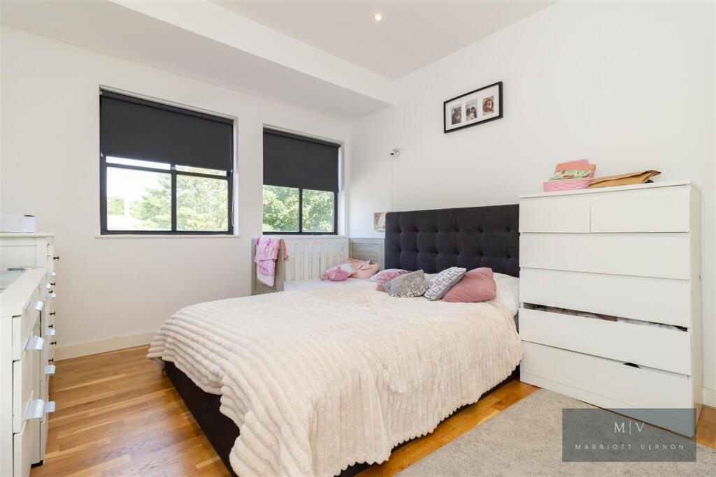 1-bed flat on Whyteleafe Hill, Whyteleafe, £250,000