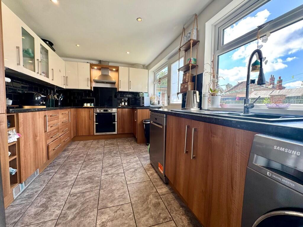Lilac Grove, Redcar, North Yorkshire, TS10 photo 2