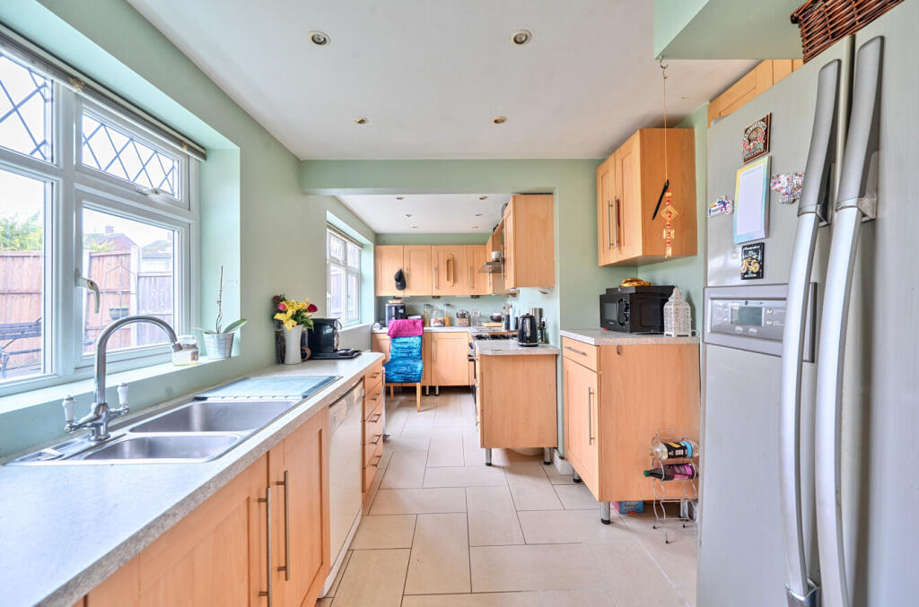 Borrowdale Avenue, Dunstable, Bedfordshire photo 3