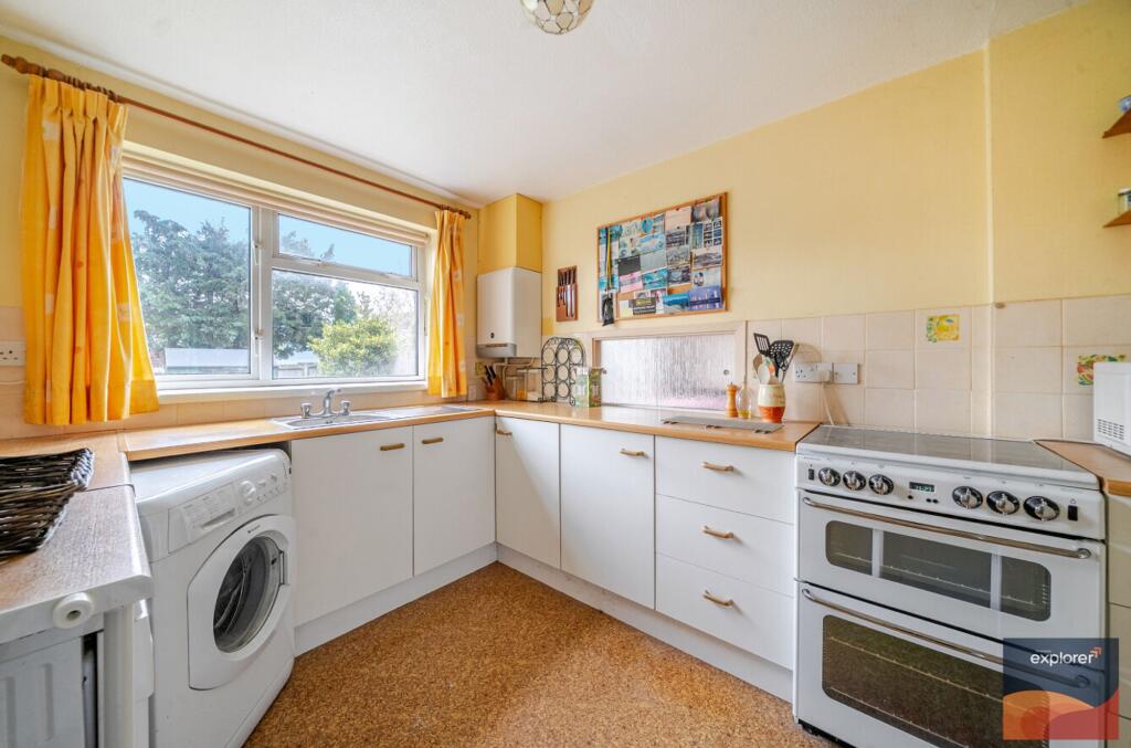 House in Basingstoke and Deane, Kempshott - More