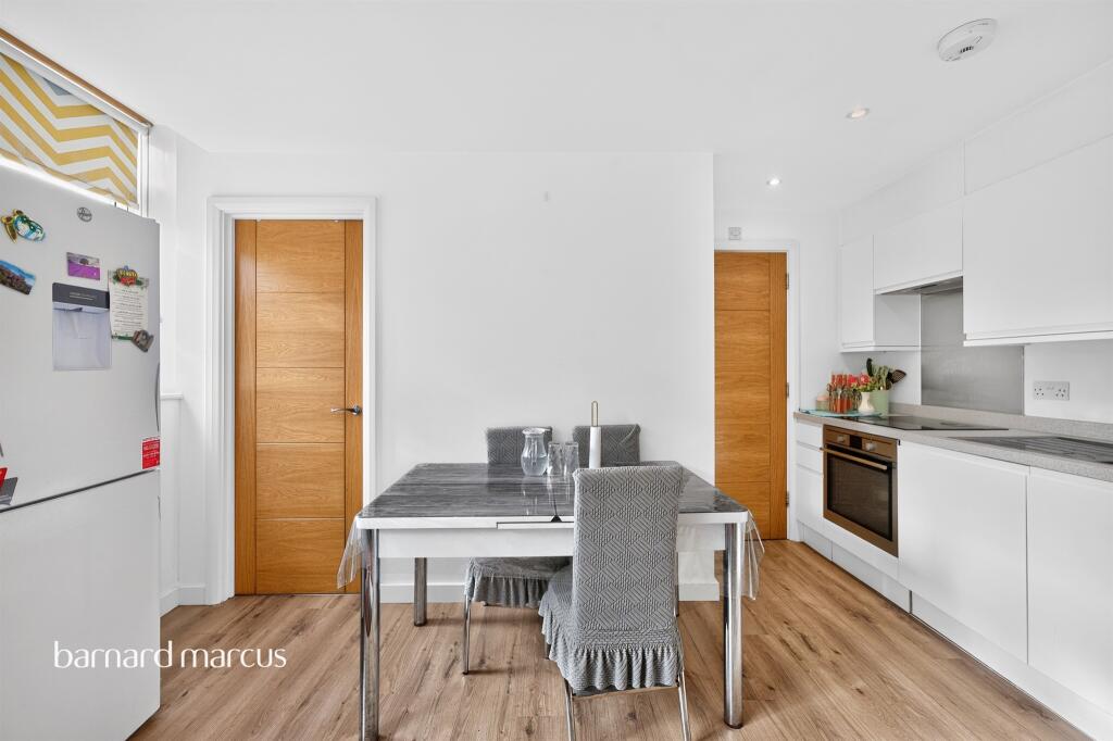 Apartment in Kingston upon Thames - View 4