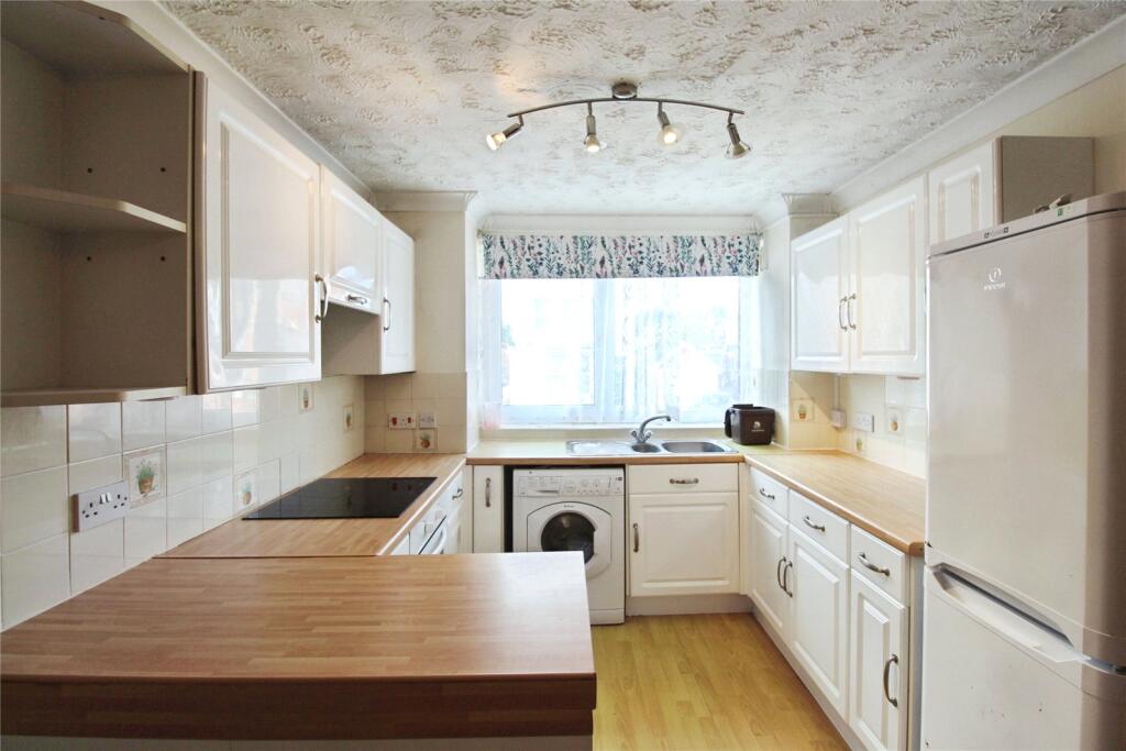 Kirtleton Avenue, Weymouth, Dorset, DT4 photo 2