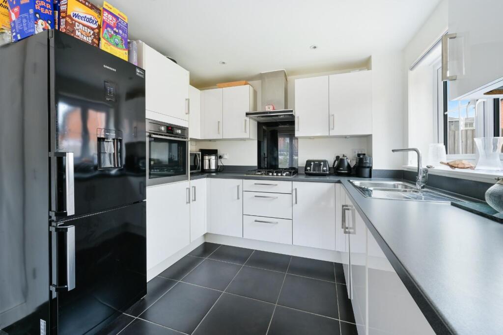 House in Tadworth, Tattenham Corner - View 4