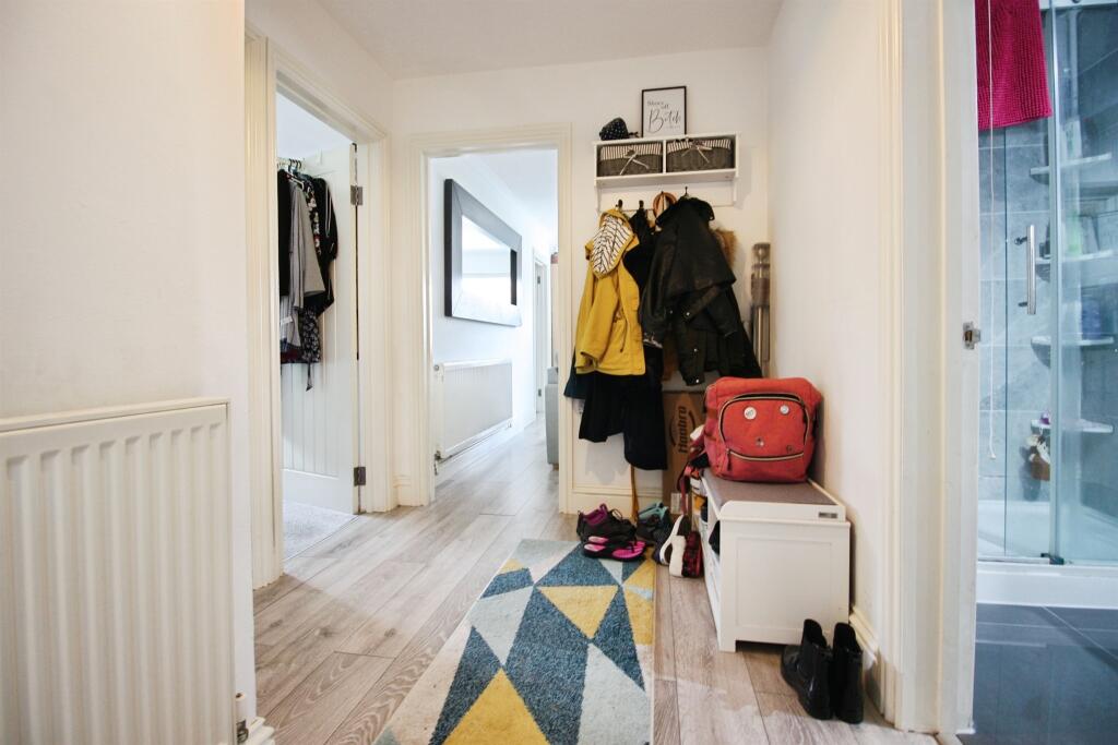 Apartment in Cardiff, Pentwyn - View 4