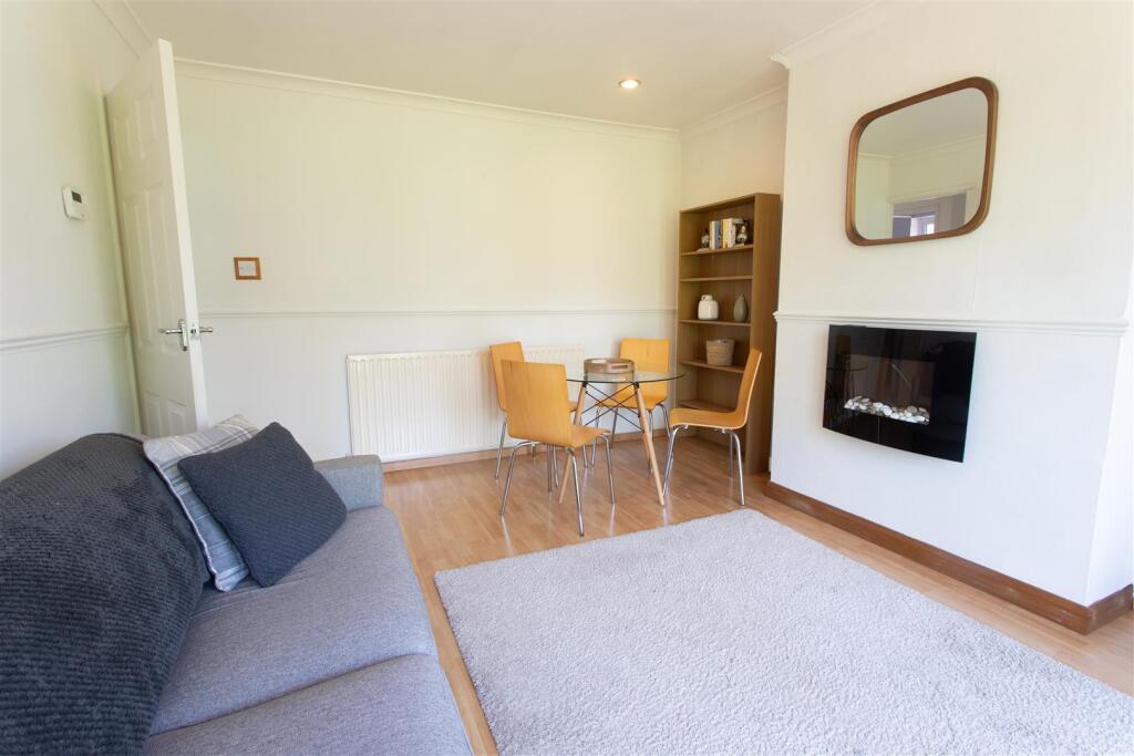 Apartment in Coventry, Stonehouse Estate, Tollbar End - More