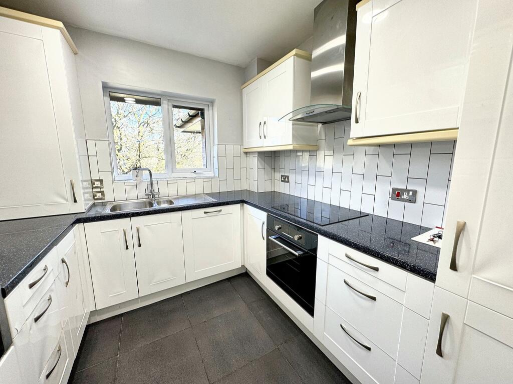 The Penthouse, Oakleigh, St. Anns Road, M25 photo 3
