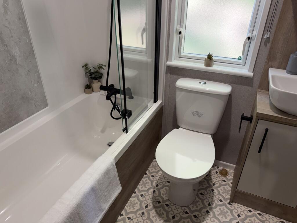 MIll Lane, Hawksworth, Leeds, LS20 8PQ - More