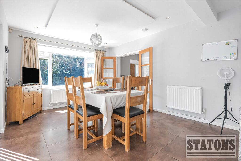 House in Potters Bar, Hertfordshire - More