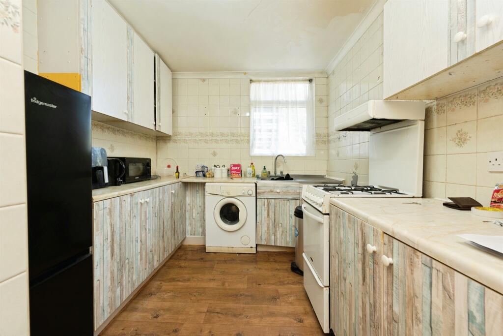 Apartment in Hertsmere, Hertfordshire - View 3
