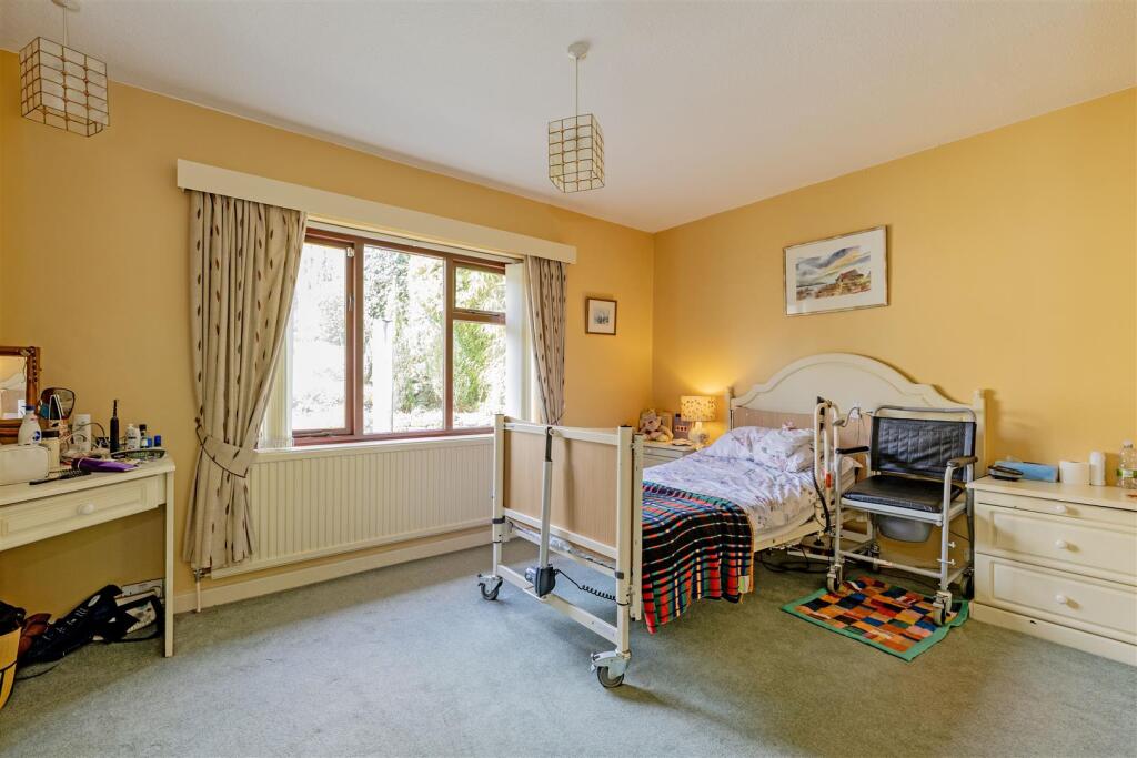 House in Derbyshire Dales, Hathersage - More