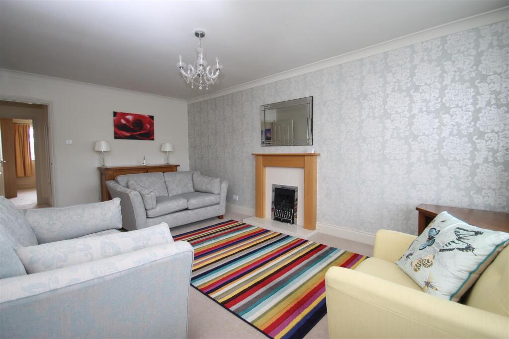 Larkfield Drive, Harrogate photo 4