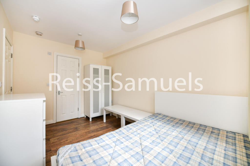 6 bedroom semi-detached house for rent