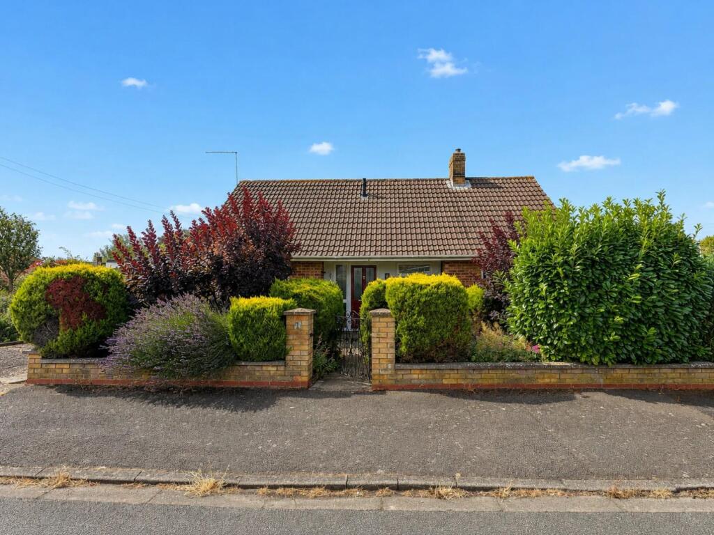 3-bed detached on Parklands Crescent, Parklands, Northampton NN3, £300,000