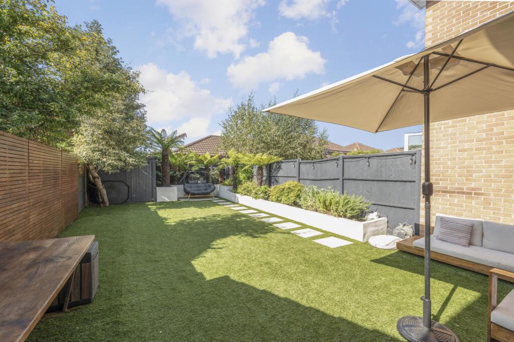 House in London, Seething Wells, Surbiton - View 3
