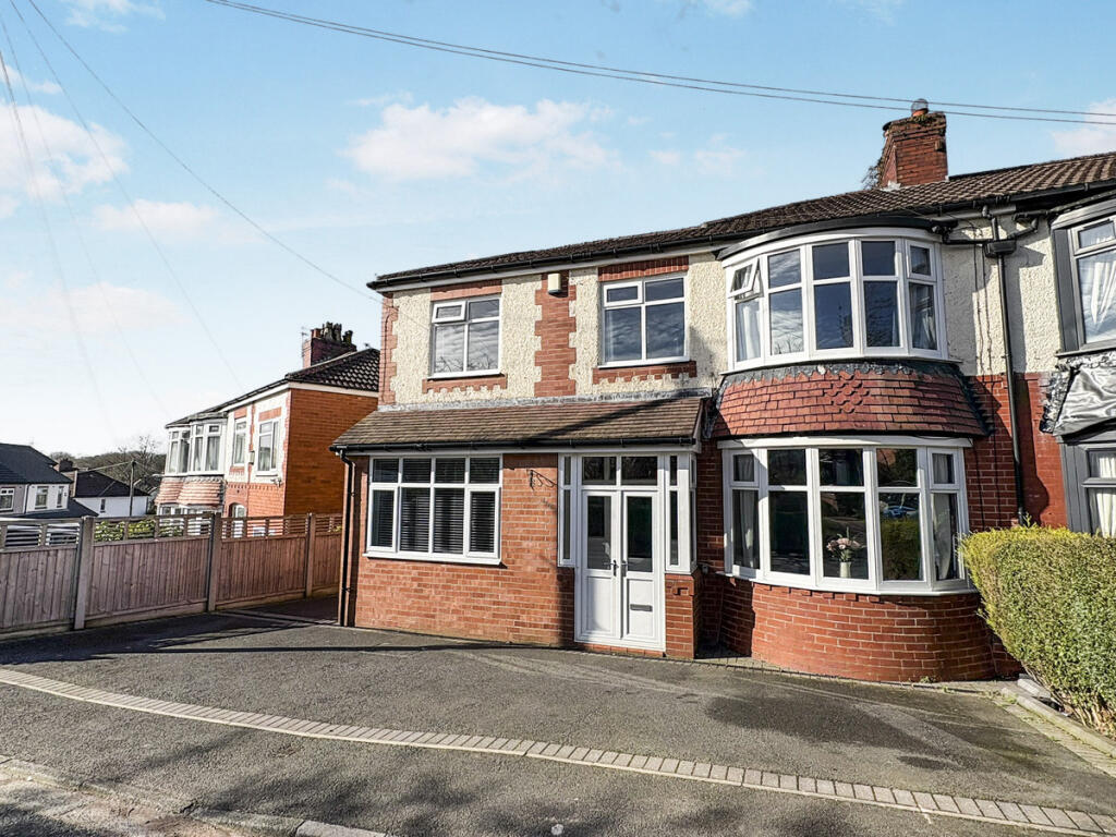 4-bed detached on Home Drive, Middleton, M24, £375,000