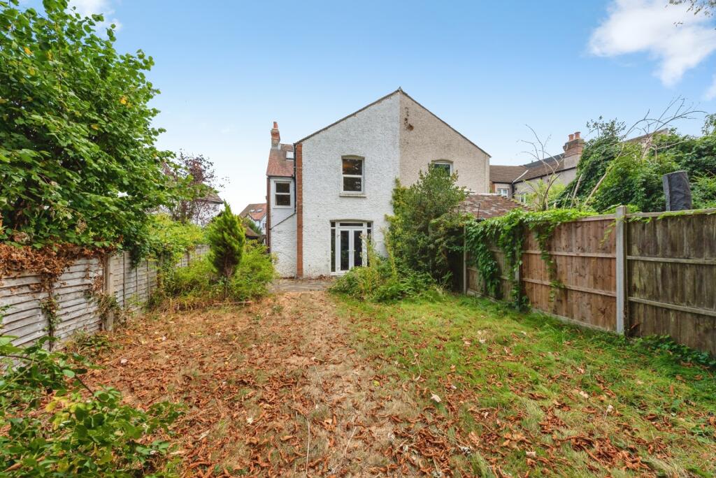 House in Worcester Park - More