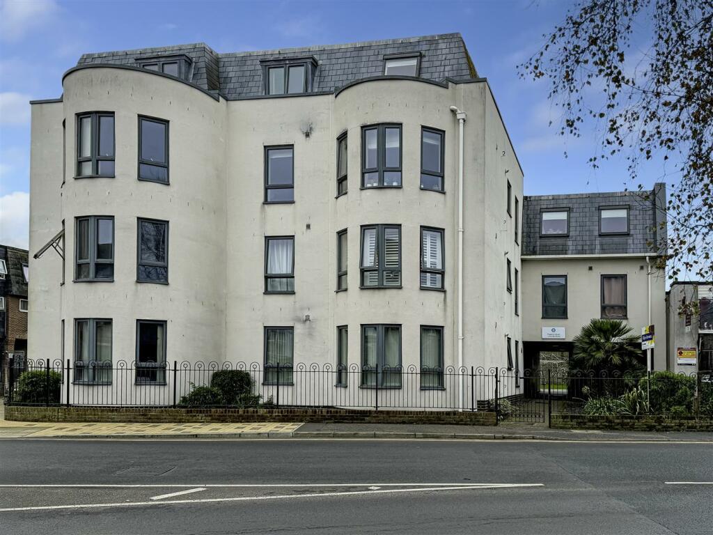 2-bed flat on Arundel Road, Littlehampton, £85,000
