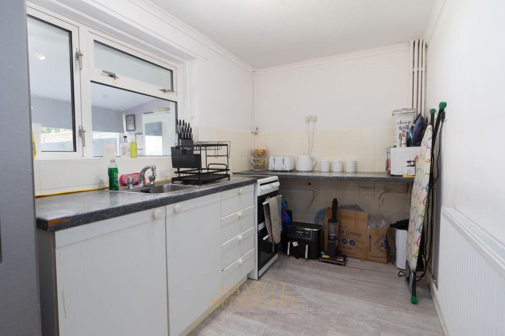 Meadowlands, Crawley, RH11 photo 3