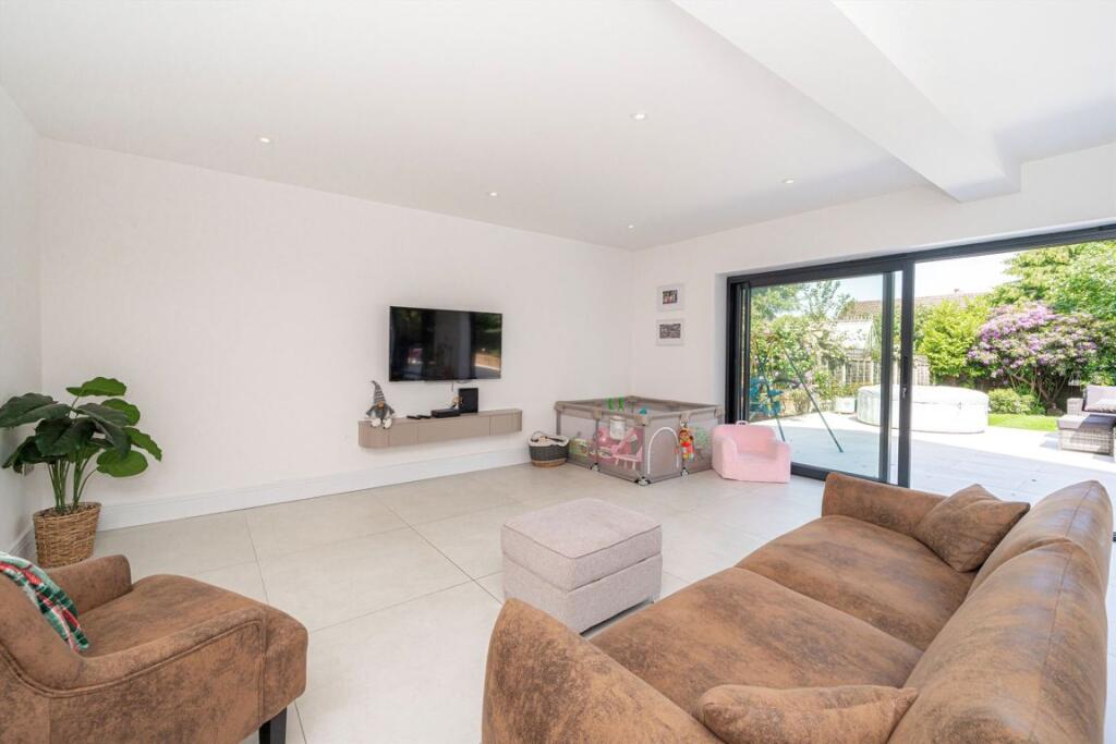 Pine Grove, Weybridge - View 5