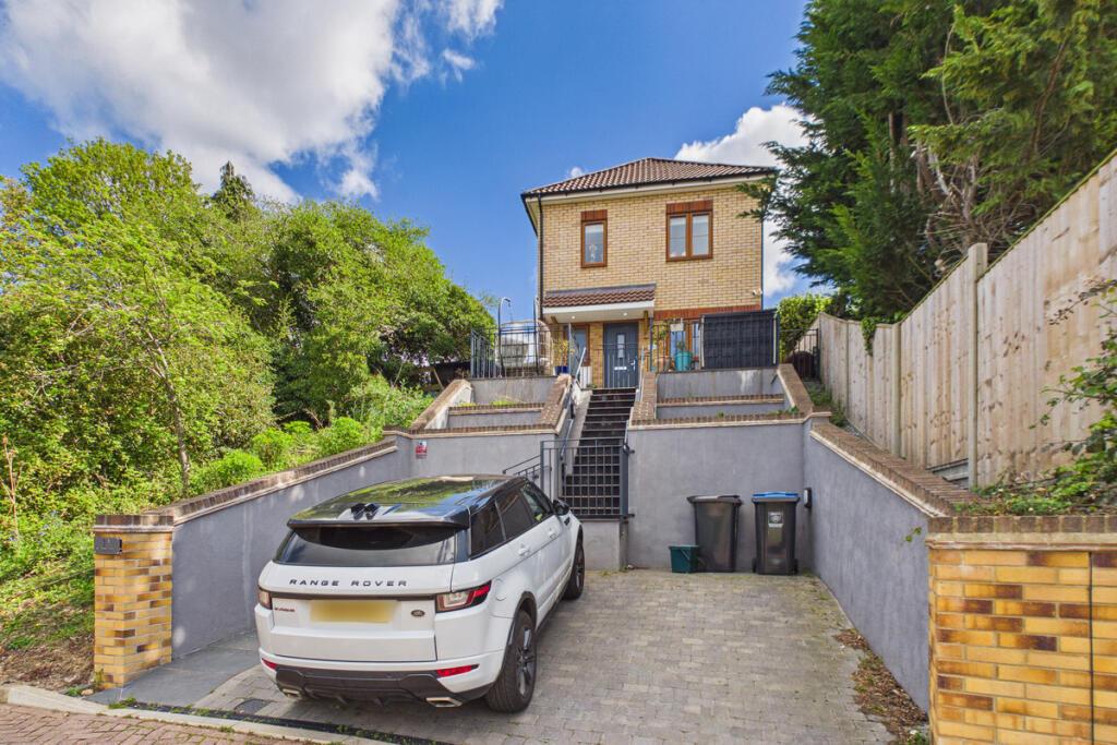 Main image of property: Mayo Gardens, Boxmoor, HP1