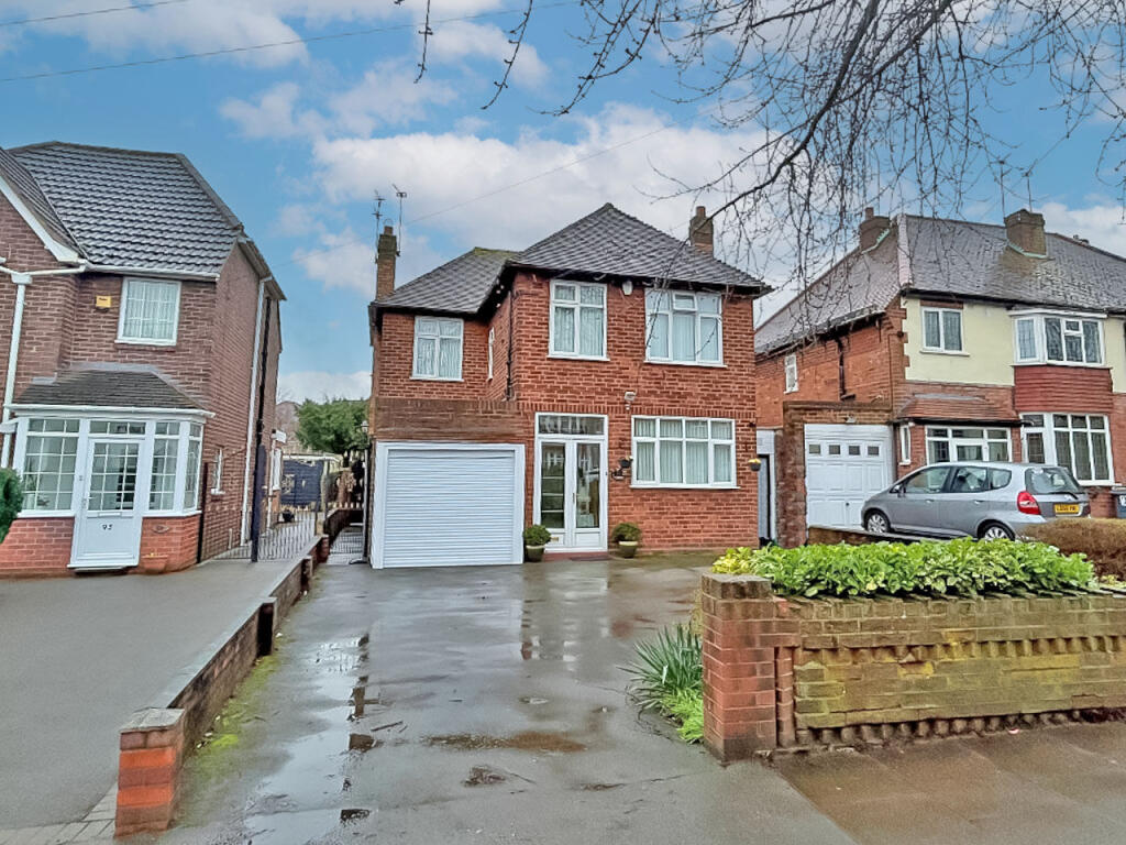 3-bed detached on Woden Road East, Wednesbury, £325,000