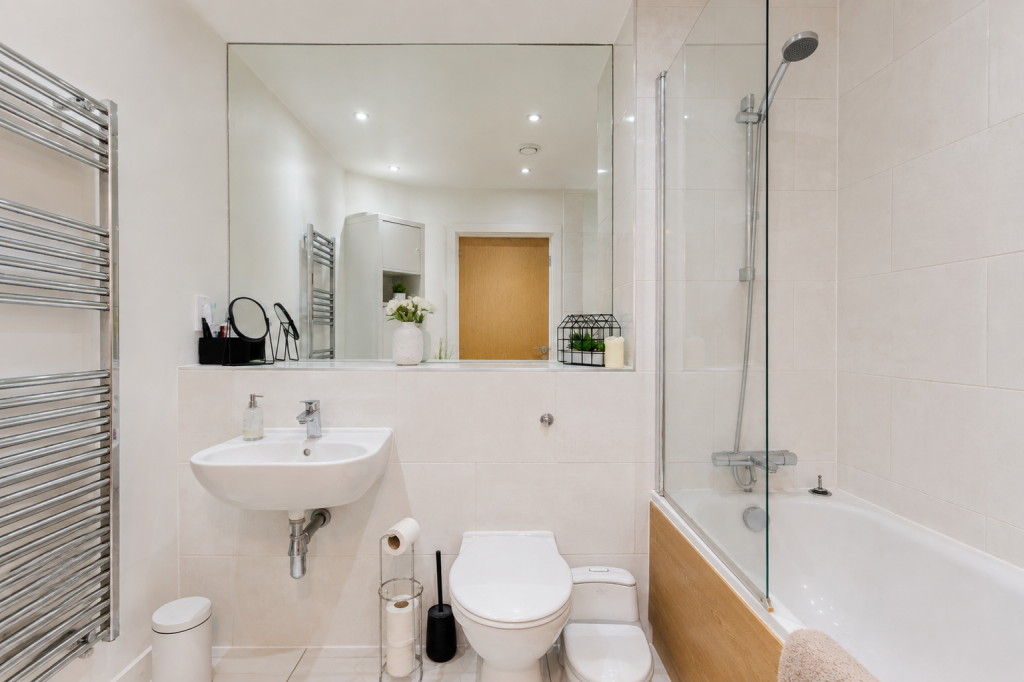 Apartment in Kingswood, The Square, Stoke Park and Cheswick - More