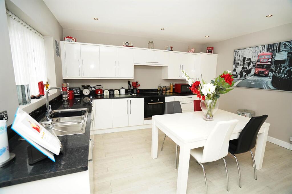 Hambleden Close, Ladybridge, Bolton photo 3