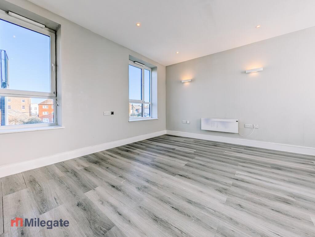 Main image of property: High Street, Gravesend, DA11