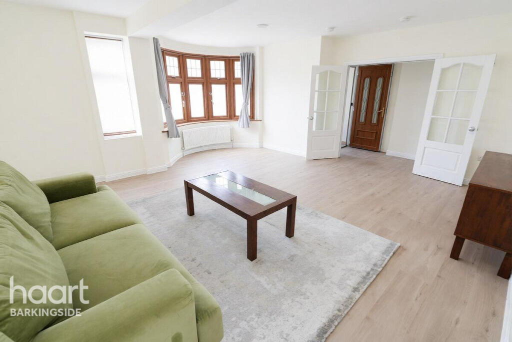 Basildon Avenue, Clayhall photo 2