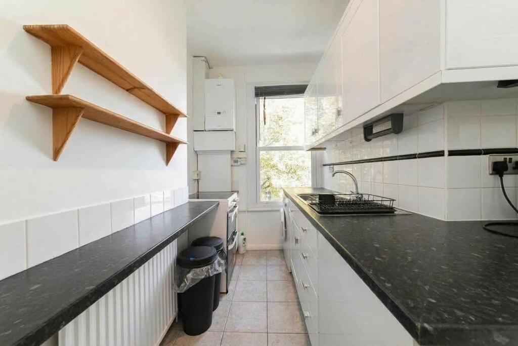 Apartment in London, Shepherd's Bush - View 2