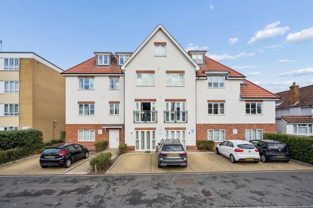 1-bed flat on Bathurst Walk, Iver, SL0, £315,000