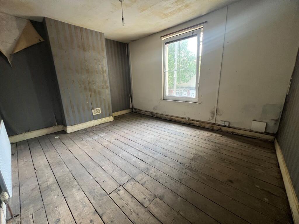 House in Wolverhampton, West Midlands - More