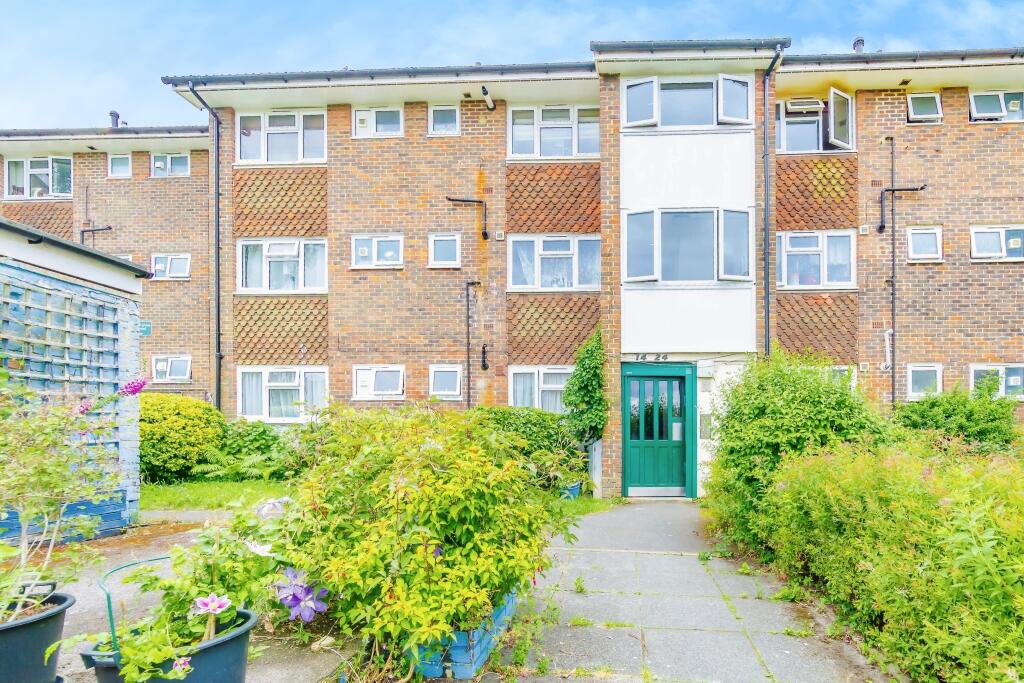 2-bed flat on Fir Tree Gardens, Croydon, CR0, £250,000