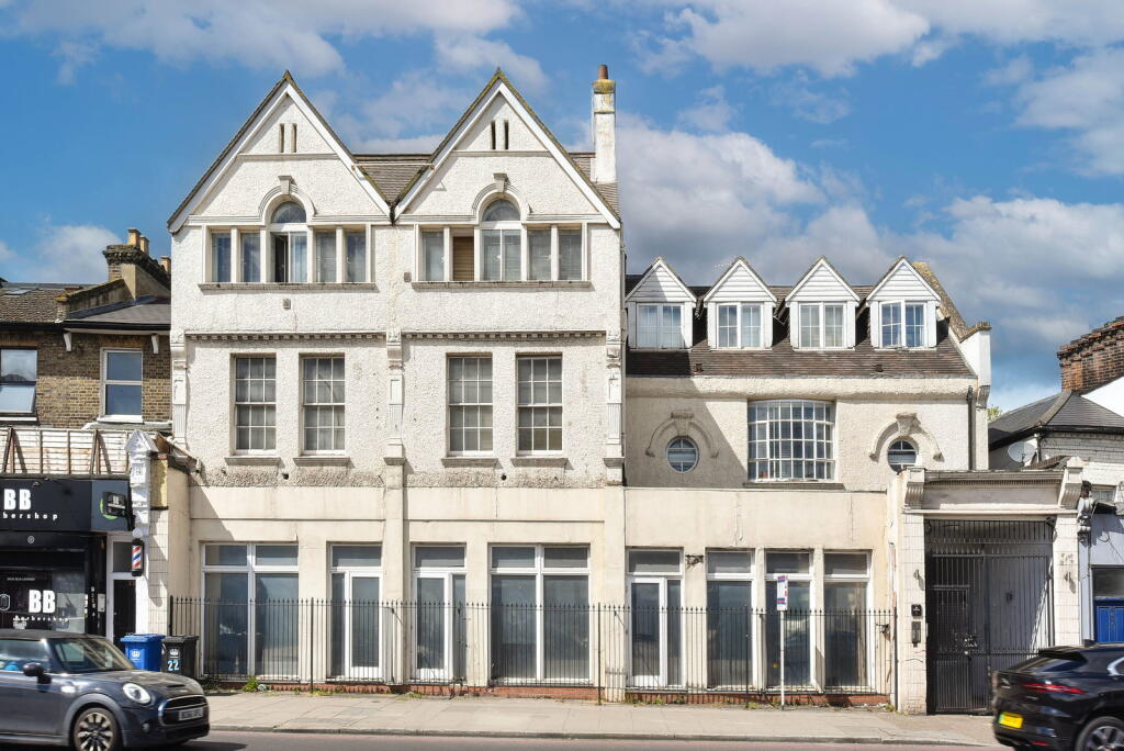 Studio flat on Catford Hill, London SE6, £185,000