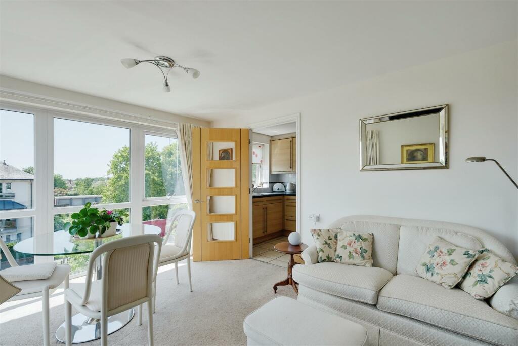 Farringford Court, Avenue Road, Lymington, Hampshire, SO41 9PA photo 4