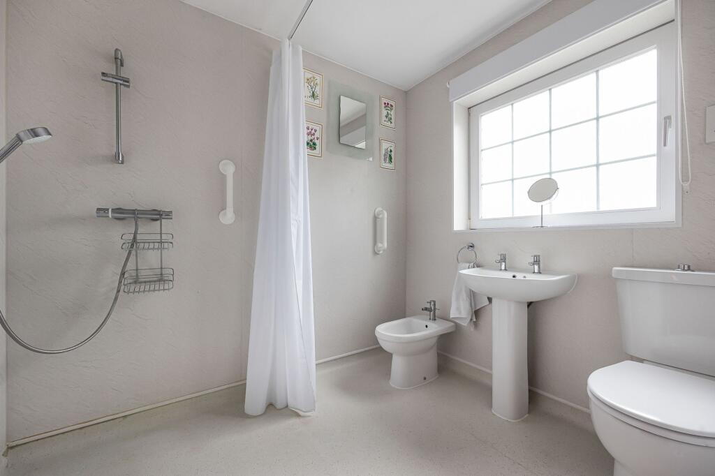House in High Wycombe, Daws Hill - More