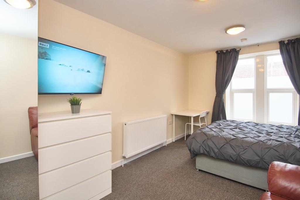 Main image of property: High Street, Staple Hill, Bristol, BS16 5HH
