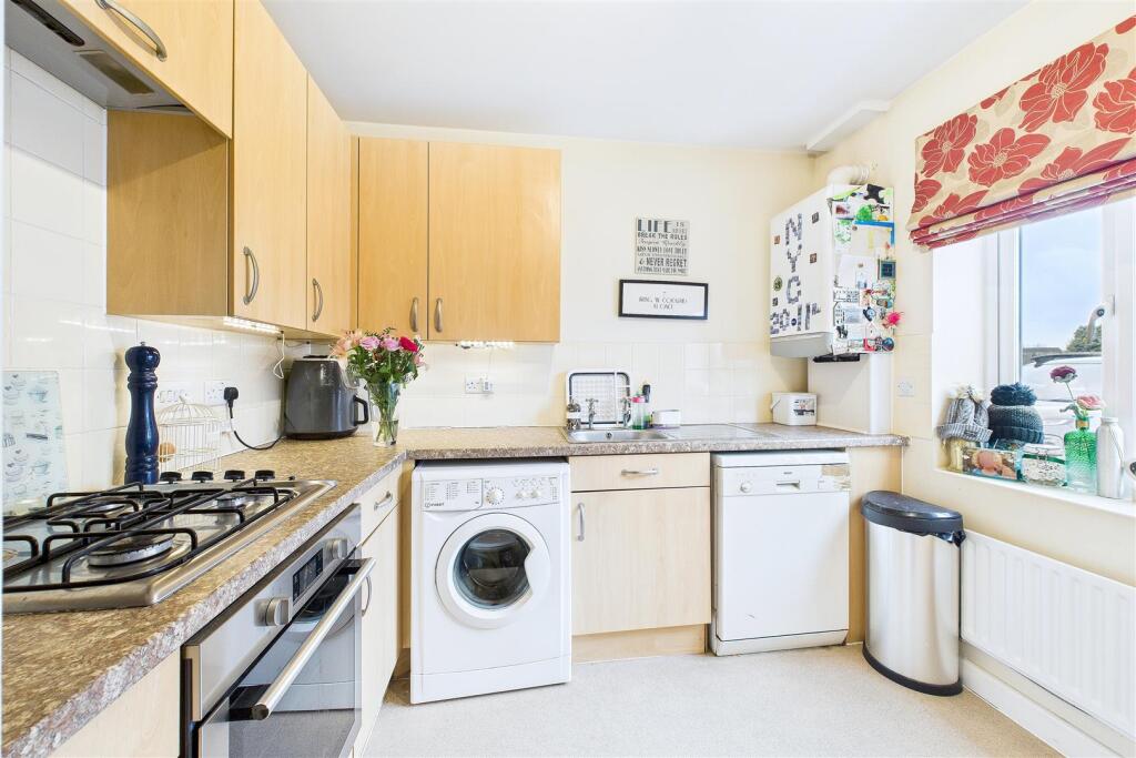 Modern townhouse in central Clevedon photo 3