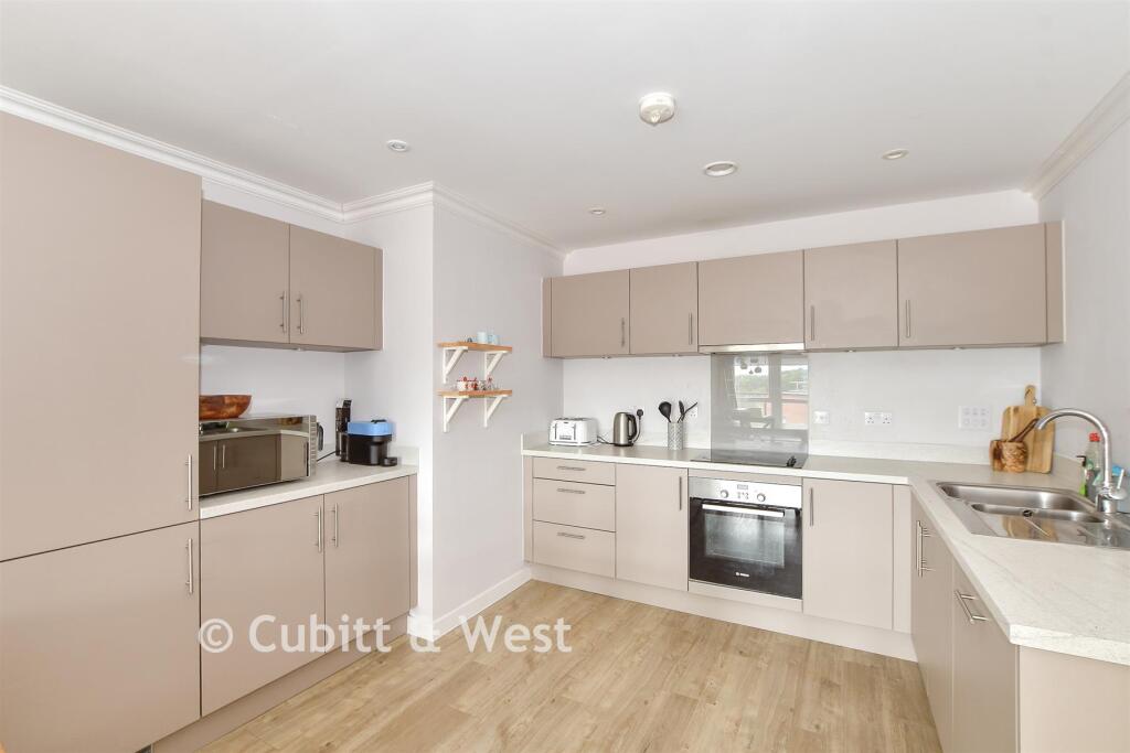 Apartment in Crawley, West Sussex - View 5