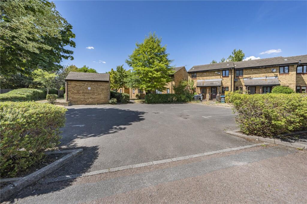 Cheltenham Close, New Malden, KT3 photo 2