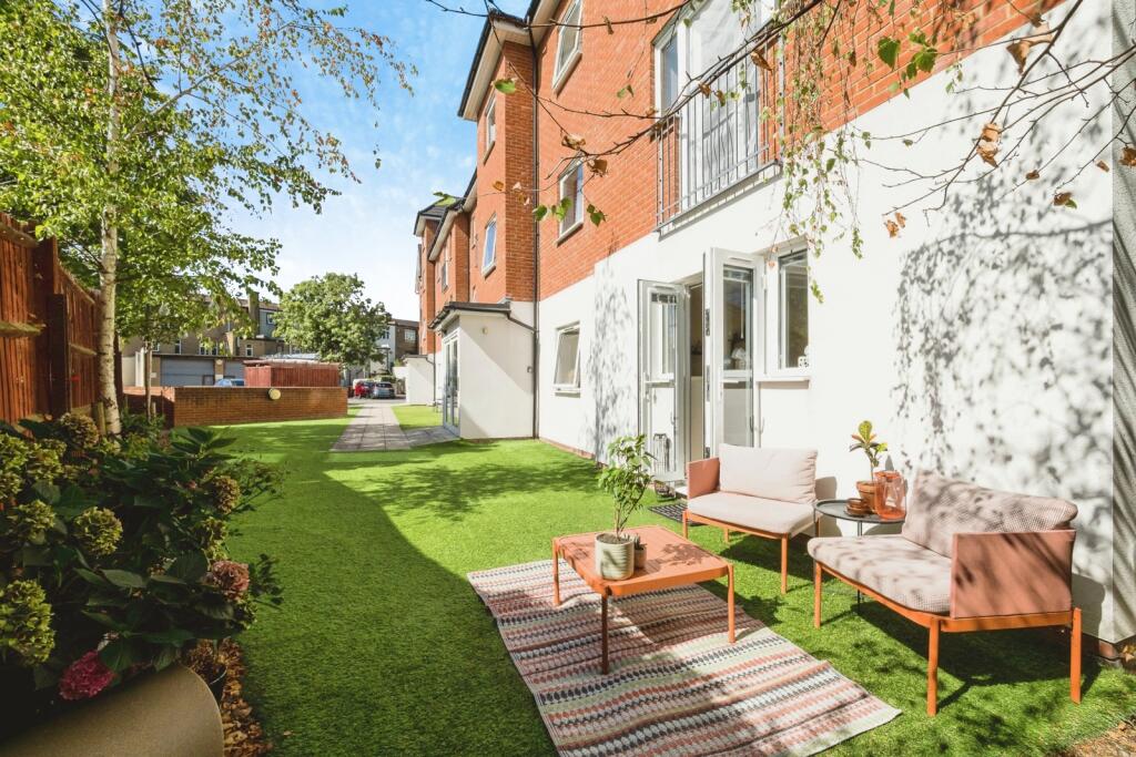Apartment in Romford - View 5
