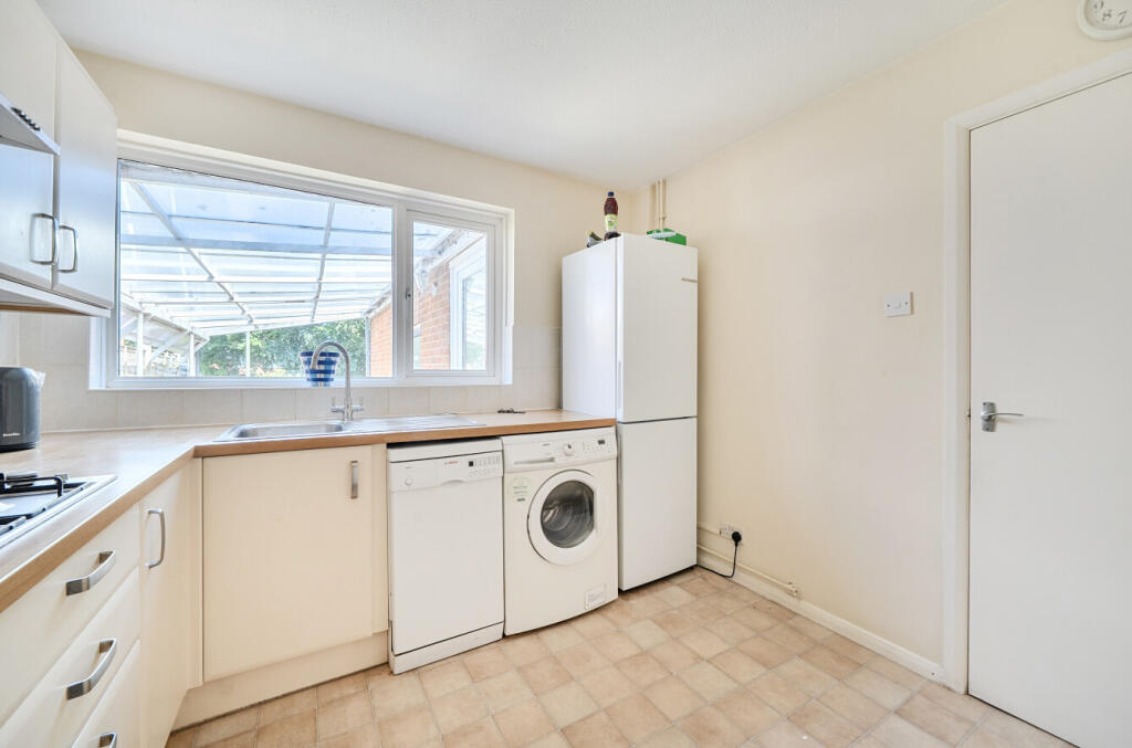 Guildford Road, Lightwater, Surrey, GU18 photo 4