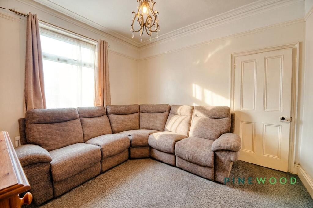 House in North East Derbyshire, Holmgate, Clay Cross - More