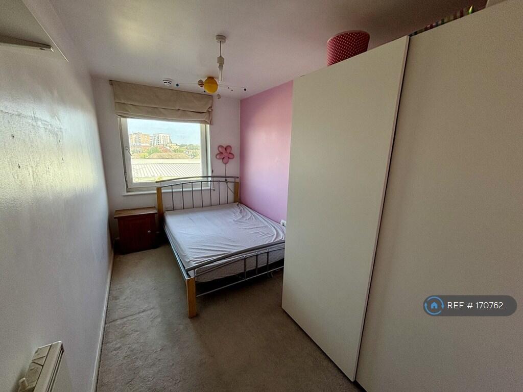 Apartment in Feltham - More