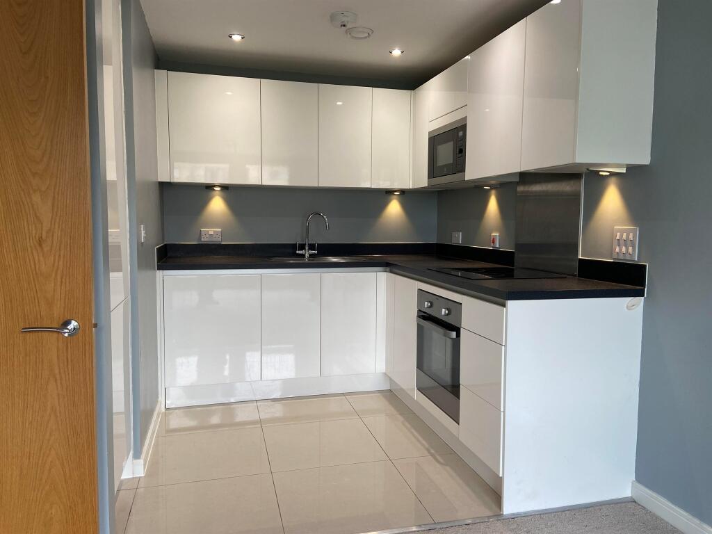 Apartment in Cardiff, Grangetown - View 3