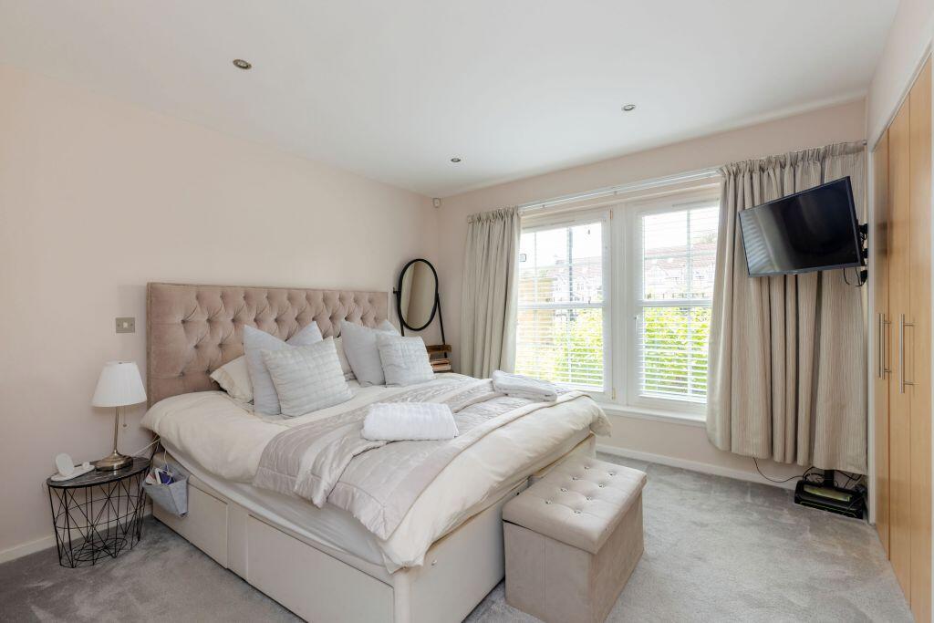 Apartment in Edinburgh, Baberton, Juniper Green - View 4