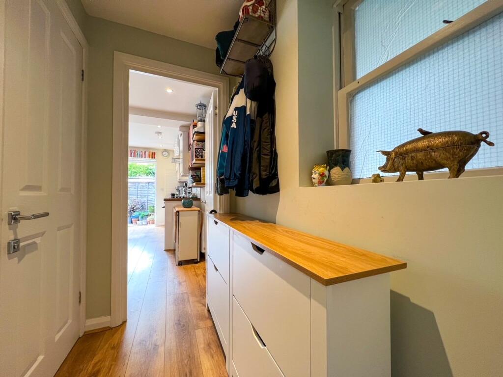 Apartment in Walton-on-Thames, Surrey - More